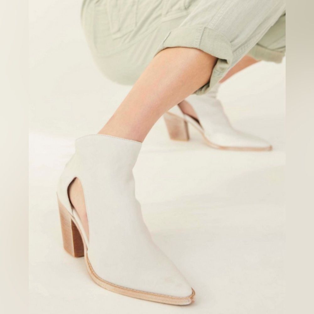 Free People White Wilder Cut Out Stacked Heel Booties Size 38 1/2 US 8.5